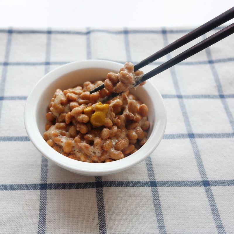 낫토는 간장과 겨자를 넣어 고루 섞어주세요.