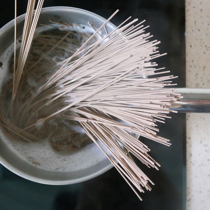 끓는 물에 메밀국수를 넣고 4~5분가량 끓여주세요.