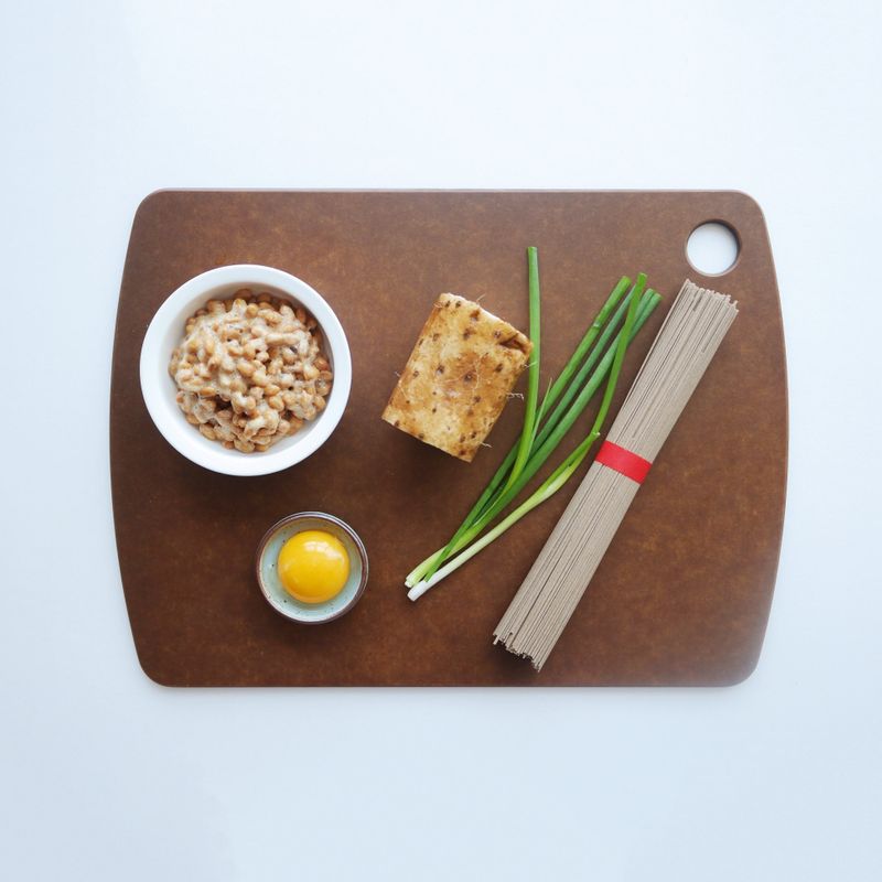 낫토마메밀국수을 위한 재료 이미지로 메밀국수,낫토,마,달걀노른자,오이지 등으로 구성 되어있습니다.