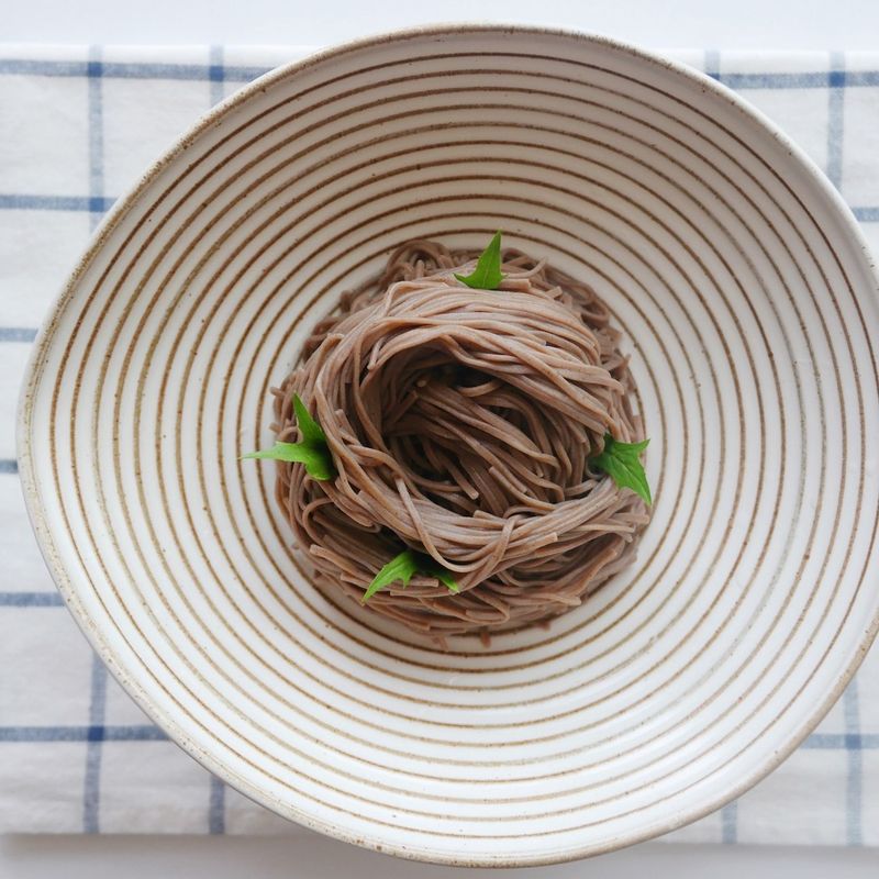 면이 익으면 체에 밭쳐 찬물에 깨끗하게 헹구고 물기를 뺀 후 그릇에 담아주세요.