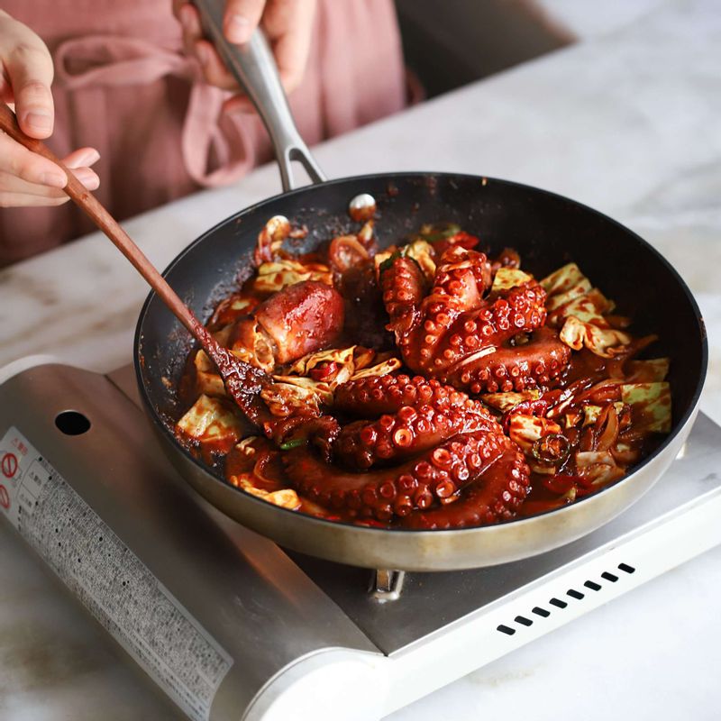 데친 문어, 양배추, 청홍고추를 넣어 센 불에서 고루 섞이도록 빠르게 볶아주세요. 마지막에 참기름과 통깨를 뿌려주세요.
(tip. 너무 오래 볶으면 돌문어가 질겨질 수 있으니, 센 불에서 빠르게 익히는 게 좋아요)