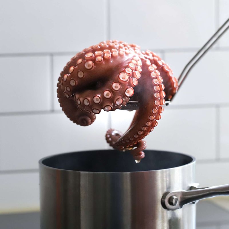 끓는 물에 청주와 소금을 넣고, 손질한 돌문어를 넣어 2분 정도 데친 후 반으로 잘라주세요.