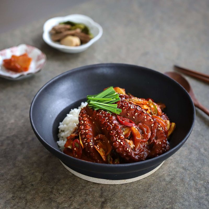 그릇에 밥을 담고, 돌문어 볶음과 부추를 올려주세요.
(먹기 좋은 크기로 자른 후 비벼 드시면 더 맛있답니다)