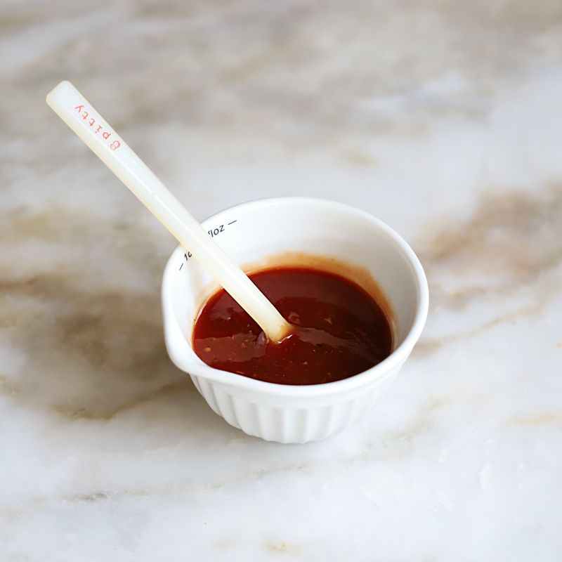 볼에 양념 재료를 넣고 섞어주세요.