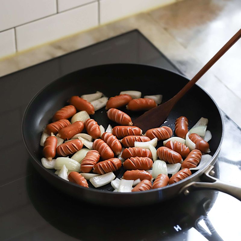 달군 팬에 식용유를 두르고 비엔나소시지와 양파를 1분 정도 볶다가, 파프리카를 넣어 약간의 소금과 후추를 뿌려 볶아주세요. 양념을 넣고 고루 섞이도록 볶아주세요.