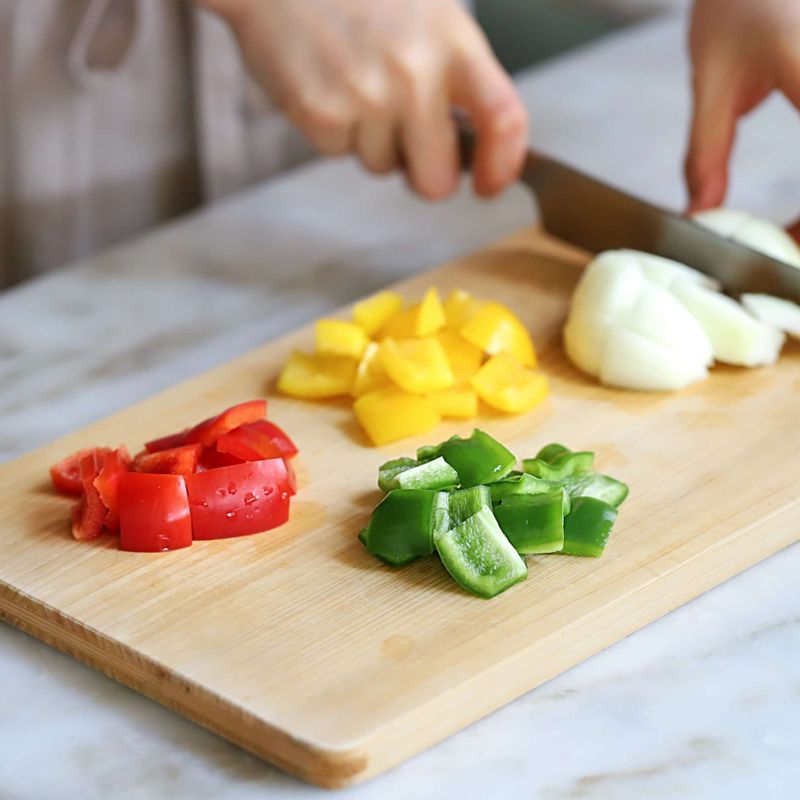 양파와 파프리카는 한입크기로 크기로 썰고, 파슬리는 잘게 다져주세요.