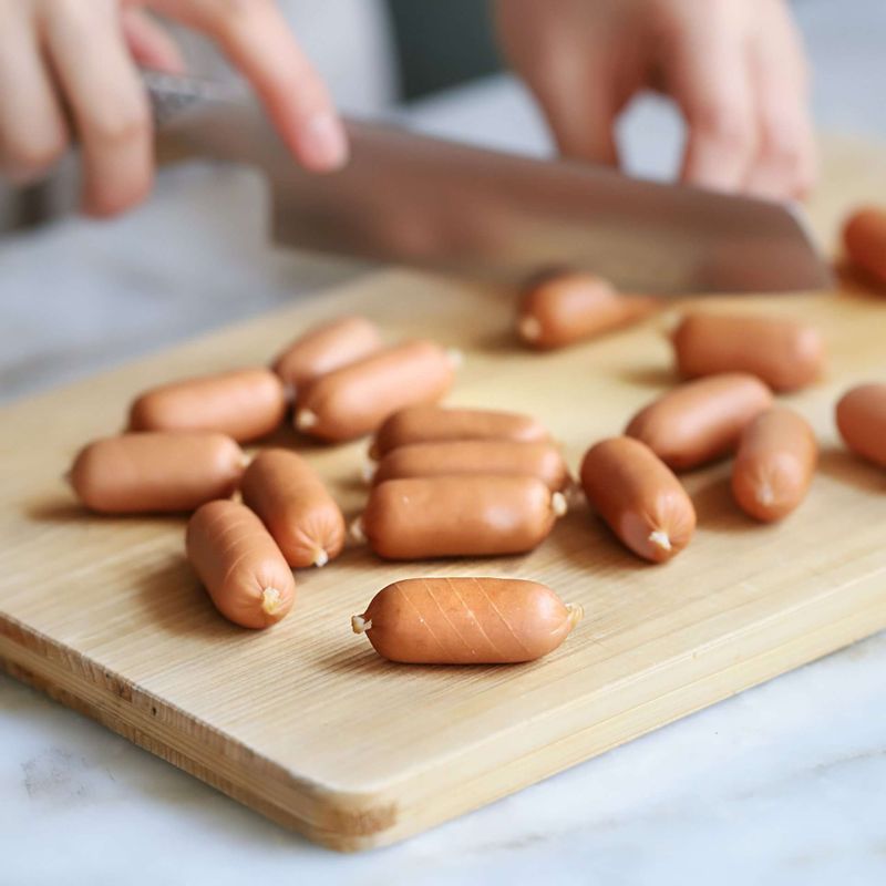 비엔나소시지는 한쪽에만 칼집을 낸 후, 끓는 물에 넣어 30초 정도 데쳐주세요