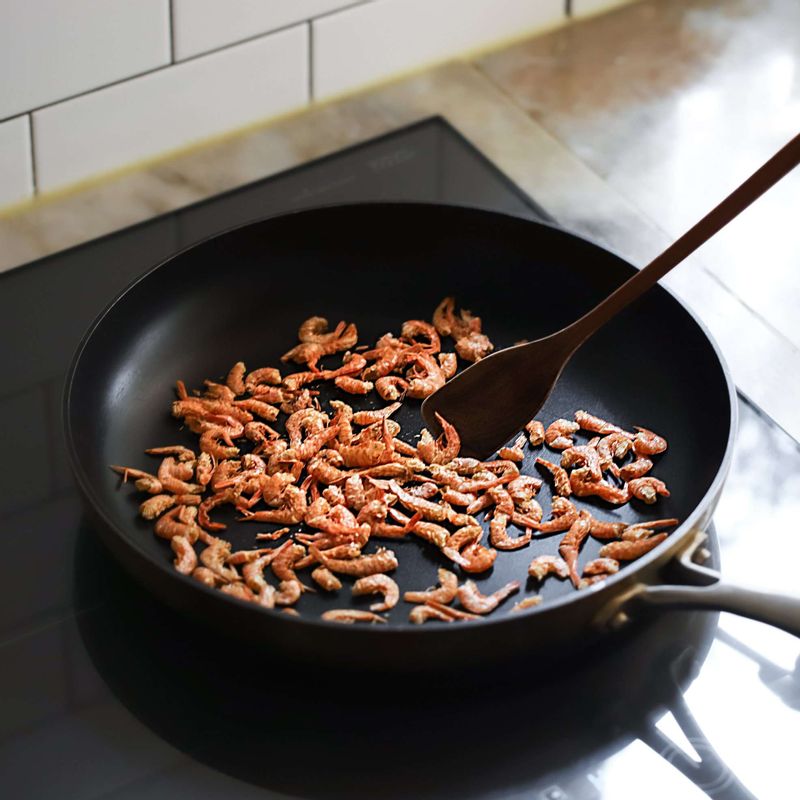 마른 달군팬에 약불로 건새우를 3~4분 볶아 준비해주세요.
(tip. 건새우를 마른팬에 볶게 되면 비린내가 날라가며, 바삭한 식감을 살릴 수 있어요.)