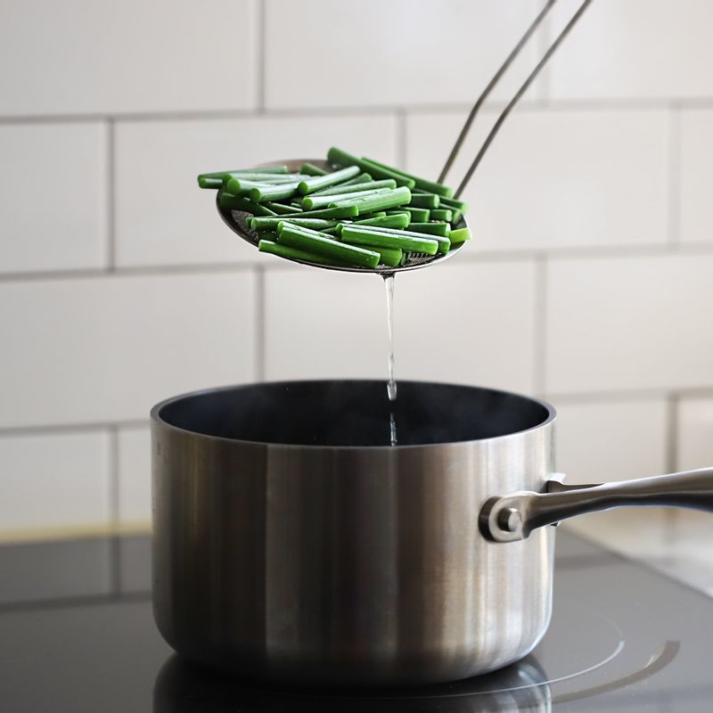 끓는 물에 소금을 넣어 마늘종을 20초 정도 데친 후, 찬물에 헹구어 물기를 빼주세요.