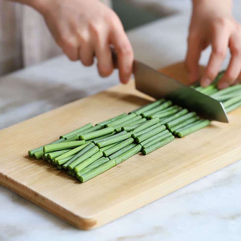 마늘종은 4cm길이로 먹기 좋게 잘라주세요. 양념재료는 모두 섞어주세요.