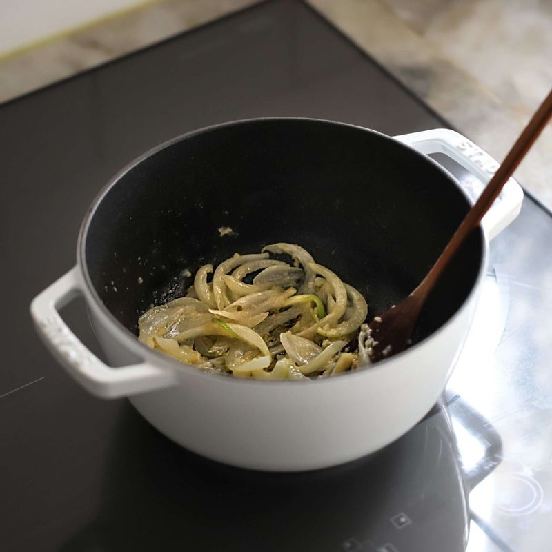 달군 냄비에 버터를 녹인 후 다진마늘과 양파를 넣어 양파가 투명해질 때까지 3~5분 정도 볶아주세요.