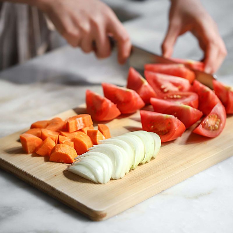 깨끗이 씻은 토마토는 4~6등분으로 자르고, 양파는 채썰고 당근은 깍뚝 썰어주세요. 파슬리는 잘게 다져주세요.