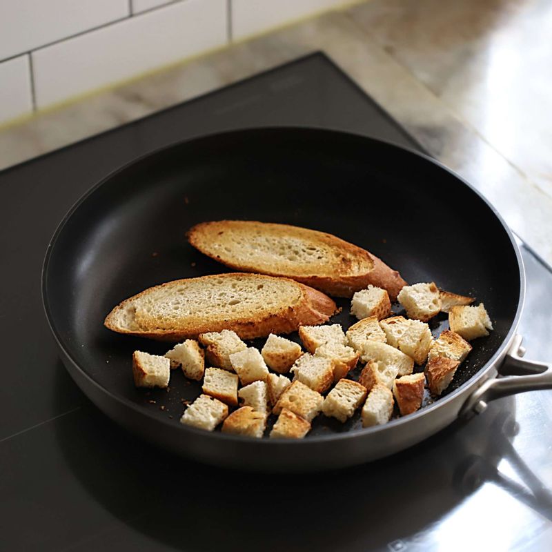 바게트와 크루통을 프라이팬에 바삭하게 구워주세요.