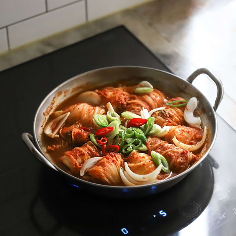 김치가 부드럽게 익으면 양파, 대파, 청양고추를 넣고 5~10분 정도 중간불에서 더 끓여주세요.