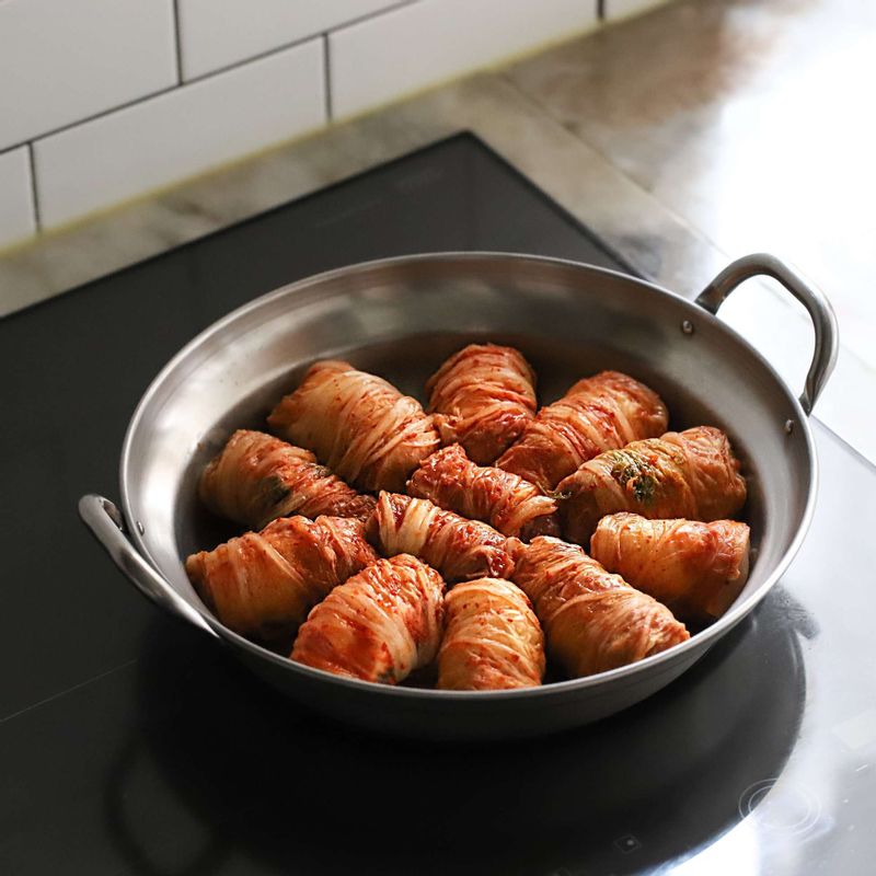 냄비에 삼겹살 김치말이와 양념을 넣고, 다시마멸치육수를 부어 뚜껑을 닫고 중불에서 20분 정도 끓여주세요.
(tip. 김치말이의 이음새 부분이 냄비의 바닥에 가도록 놓아야 말이가 풀리지 않아요)