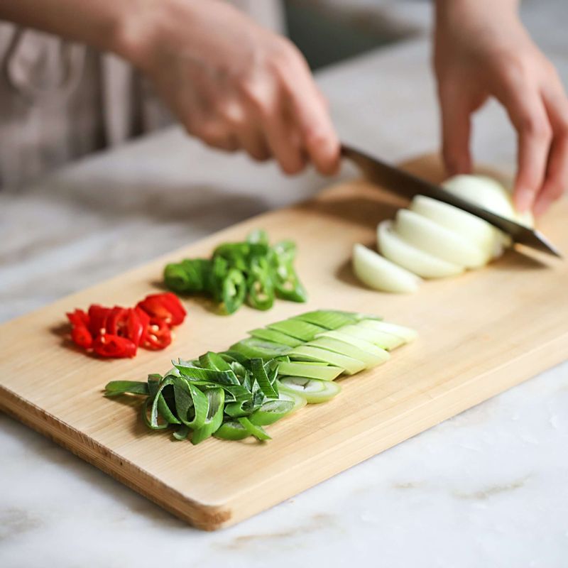 양파는 굵게 채썰고, 대파와 청양고추, 홍고추는 어슷하게 썰어주세요. 양념재료는 모두 섞어주세요.