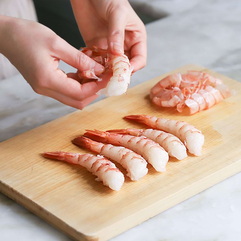 새우는 깨끗이 씻어 머리와 내장, 껍질을 제거해주세요. 새우살 안쪽면에 칼집을 내어 곧게 펴주세요.
