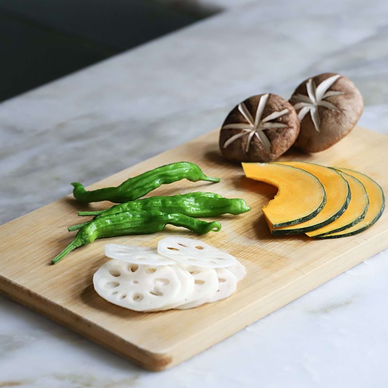 단호박은 껍질째 깨끗이 씻어, 속을 판 후 웨지모양으로 길게 잘라주세요. 연근은 껍질을 벗기고 0.5cm두께로 썰어주세요. 표고버섯은 밑동을 살짝 잘라주세요. 꽈리고추는 깨끗이 씻어주세요.