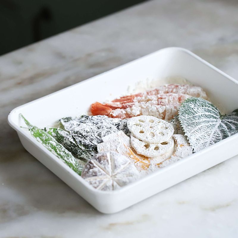 물기를 제거한 생새우와 채소들에 튀김가루를 얇게 묻혀 털어낸 후, 섞어 놓은 튀김반죽을 입혀주세요.