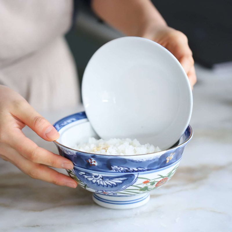 그릇에 밥을 담은 후 소스를 2큰술 정도 둘러주세요. 튀겨낸 튀김들을 보기 좋게 얹어주세요.