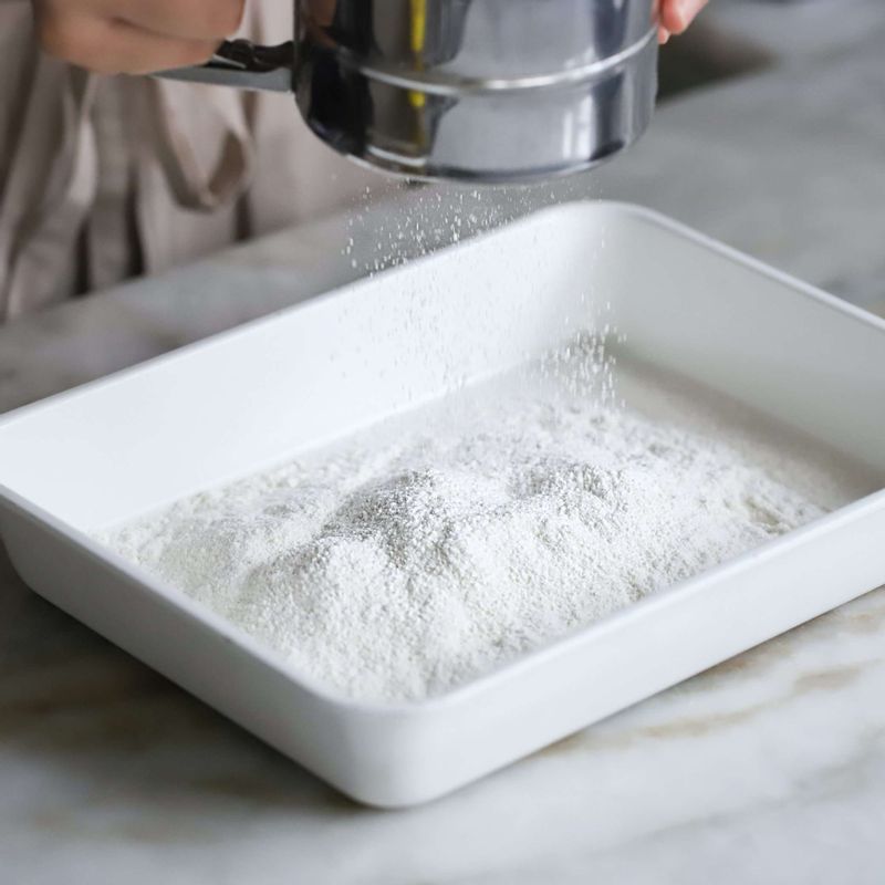 볼에 튀김옷 재료를 넣어 젓가락으로 덩어리가 지지 않게 저어주세요.
(tip. 반죽을 탄산수로 만들게 되면 훨씬 바삭한 튀김을 만들 수 있어요. 탄산수 대신 맥주나 얼음을 넣어 만드셔도 좋아요)