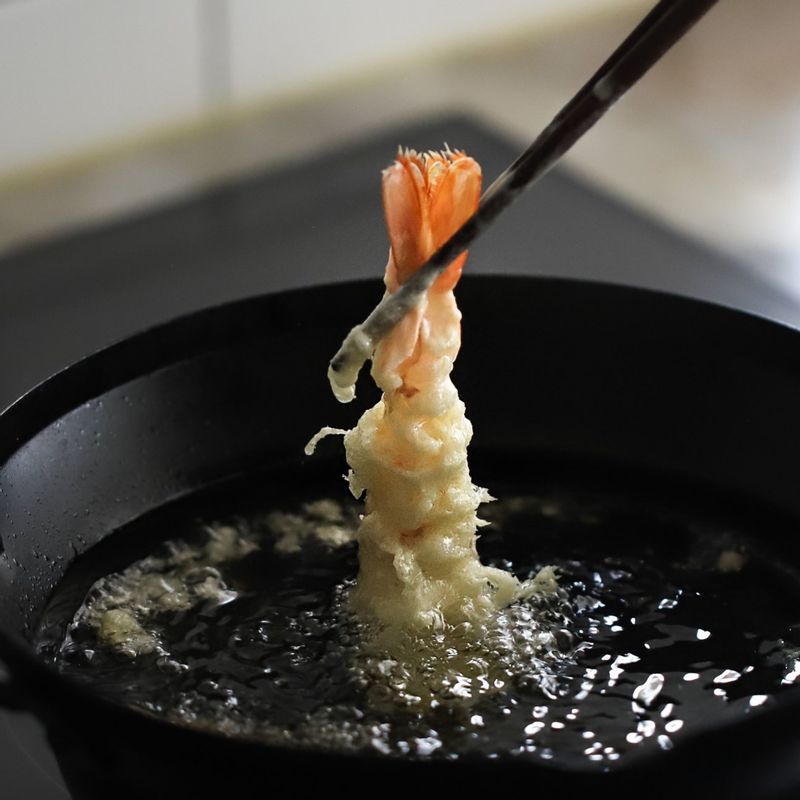 170~180도로 달군 기름에 튀김옷을 입힌 새우와 야채들을 바삭하게 튀겨주세요.
(tip. 새우와 채소를 튀길 때 젓가락으로 잡아 살짝 흔들어주세요. 그 때 생기는 튀김가루들을 붙여주면 튀김꽃이 핀 바삭한 튀김을 만들 수 있답니다)