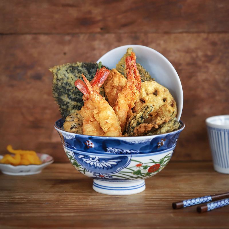 튀김은 소스에 찍어 드셔도 좋고, 먹기 직전에 소스를 살짝 뿌려 드셔도 좋아요.