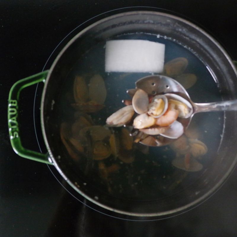 육수를 낸 후 재료를 모두 건져주세요. 이때 건져낸 무는 얇게 썰어주세요.