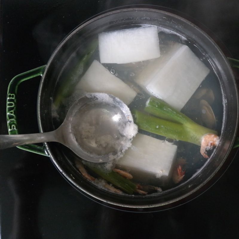 육수가 끓으면 다시마를 건져내고 중불로 줄여 10분간 더 끓이면서 위로 떠오르는 거품을 걷어내 주세요.