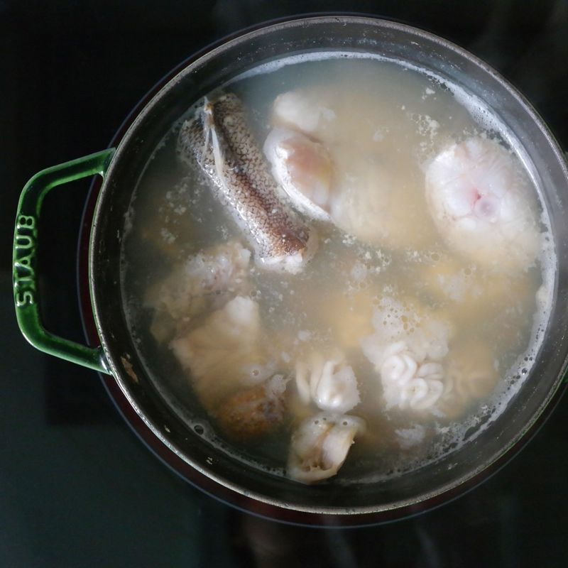 불을 끄고 육수에 가쓰오부시를 넣고 4분간 우려낸 후 가쓰오부시를 건져내세요. 다시 가열해 육수가 바글바글 끓으면 대구, 미더덕, 곤이를 넣어주세요.