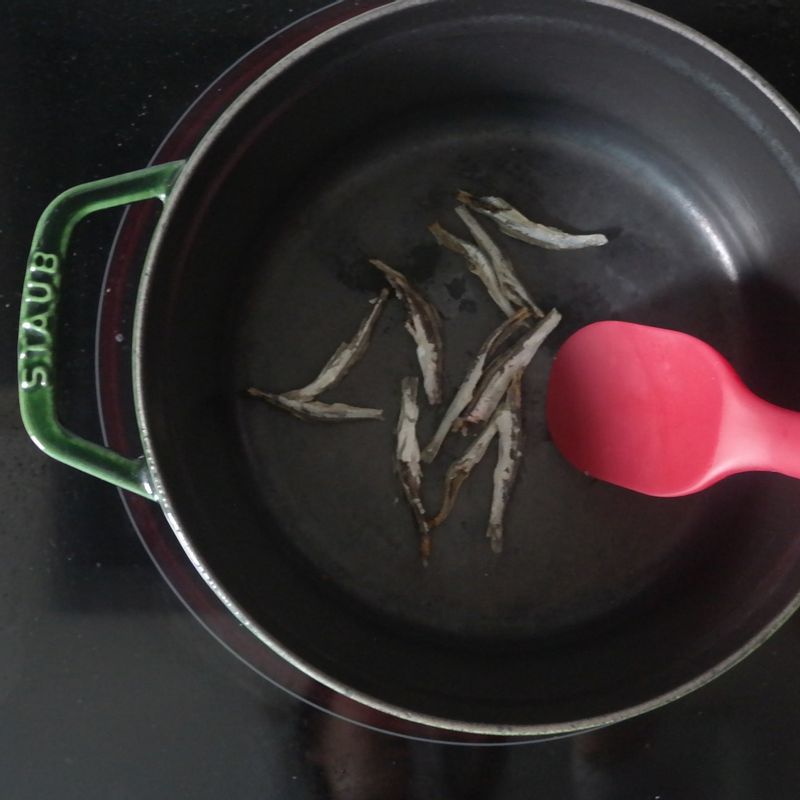 냄비에 손질한 멸치를 볶다가 가쓰오부시를 제외한 육수 재료를 모두 넣고 뚜껑을 연 상태에서 강불로 끓여주세요.