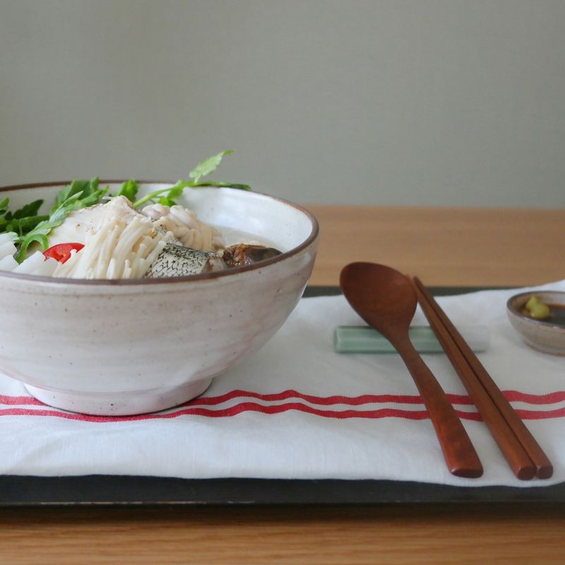 대구가 거의 익으면 팽이버섯, 미나리, 홍고추, 청양고추, 대파, STEP4의 무를 넣고 소금으로 간을 해주세요.
그리고 그릇에 예쁘게 담아 마무리해주세요.