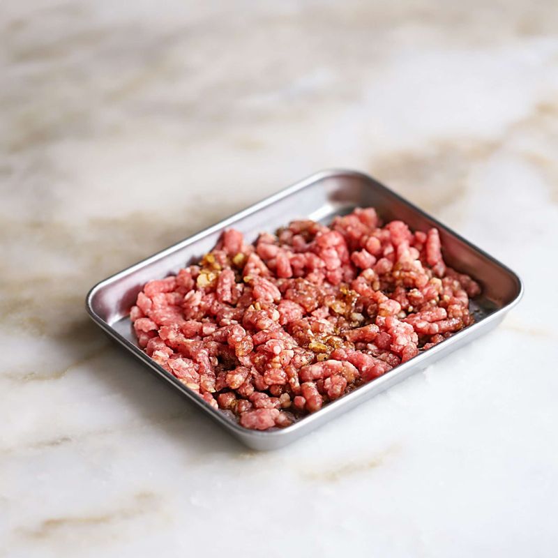 쇠고기는 키친타월에 올려 핏물을 뺀 후 고기양념에 재워주세요. 볼에 국수 양념재료를 모두 넣어 섞어주세요.