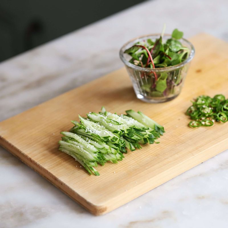 오이는 가늘게 채를 썰어 약간의 소금을 뿌려 절인 후 물기를 빼주세요. 청고추는 링으로 썰고, 어린잎채소는 찬물에 담갔다가 물기를 빼주세요.