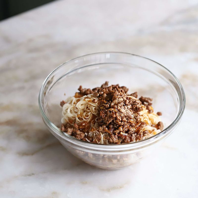 볼에 삶은 국수와 국수양념재료, 볶은 쇠고기를 넣고 골고루 섞어주세요.