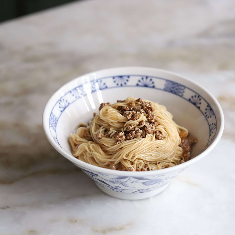 그릇에 간장비빔국수를 담고 오이채, 청고추, 어린잎새싹을 순서에 맞게 먹음직스럽게 올려담아 주세요.