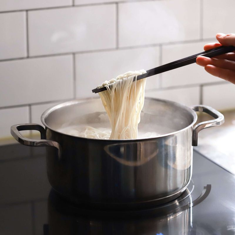 끓는물에 소면을 펼쳐 넣은 후 젓가락으로 면끼리 달라붙지 않도록 저어주고, 물이 끓어오르면 찬물 반 컵을 2~3회 반복해서 부어 국수를 삶아주세요. 흐르는 찬물에 소면을 여러 번 씻어 전분기를 없애고 체에 밭쳐 물기를 빼주세요.