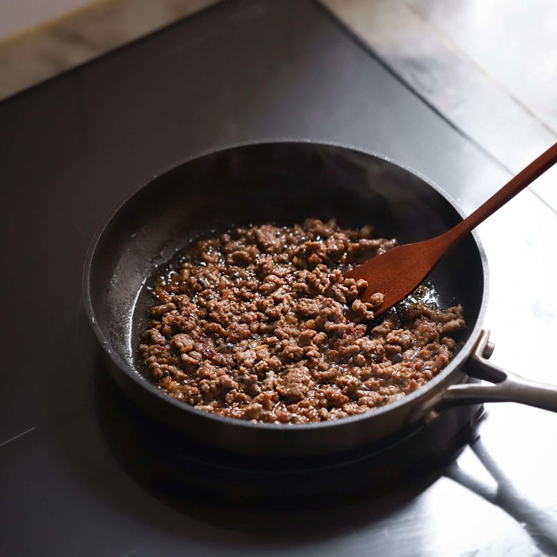 달군 팬에 약간의 기름을 두르고 쇠고기를 볶아주세요.