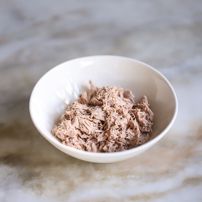 참치캔은 기름을 빼고, 참치 양념재료를 넣어 버무려주세요.