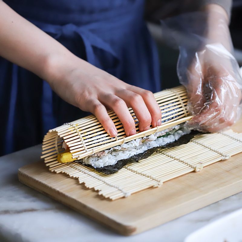 김밥 위에 참기름을 바르고, 먹기 좋은 크기로 잘라주세요.
