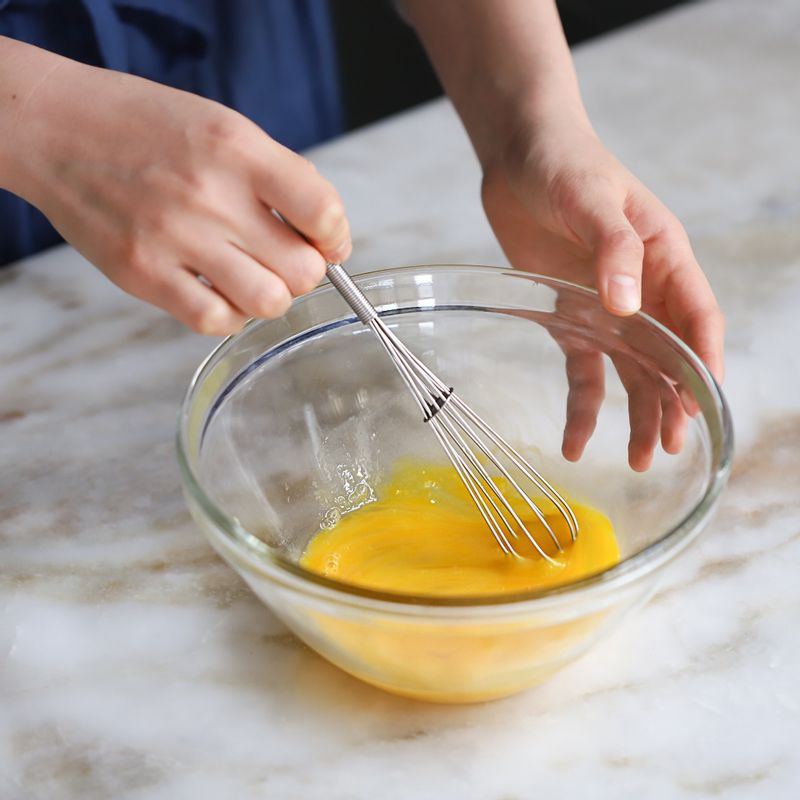 달걀은 소금을 약간 넣고 달군 팬에 조금씩 부어 동그랗게 말아주세요. 
(달걀말이처럼 두툼하게 부쳐낸 후, 한 김 식혀 1cm두께로 썰어주셔도 돼요.)