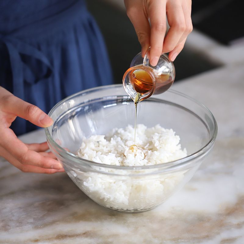 밥과 밥 양념재료를 볼에 넣어 골고루 섞어주세요.