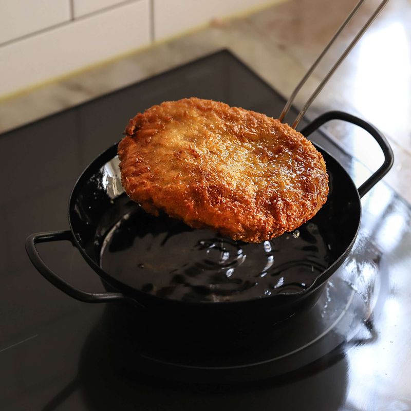 160도의 기름에 돈가스를 넣고, 노릇하게 튀긴 후 적당한 크기로 썰어주세요.