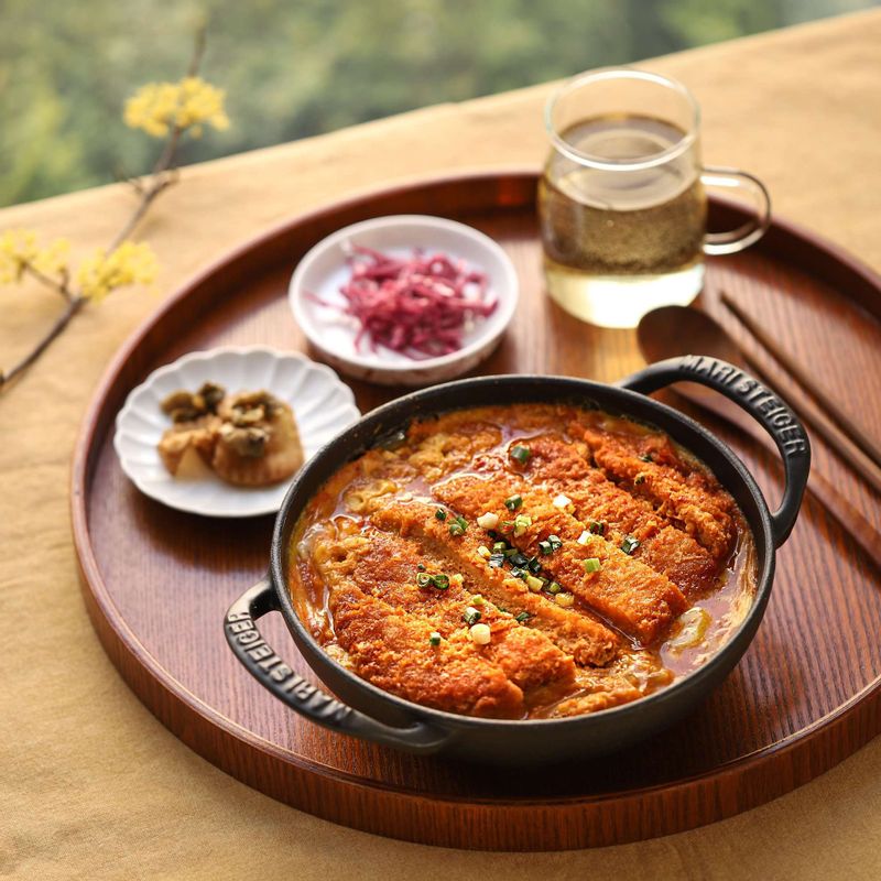 송송 썬 쪽파를 뿌려 돈가스와 함께 맛있게 즐겨주세요.