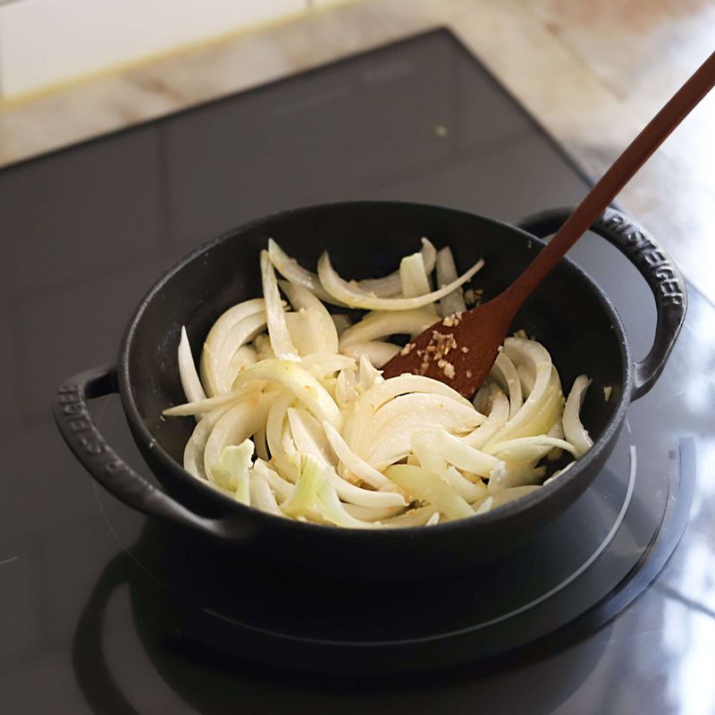 뚝배기 또는 냄비에 기름을 살짝 두르고, 다진마늘과 양파를 3분 정도 볶다가 양념 재료를 넣어 섞어주세요.