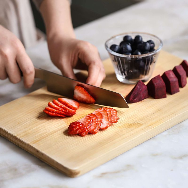 비트는 껍질을 벗긴 후 큼직하게 썰고, 토핑용 딸기는 깨끗이 씻어 꼭지를 떼고 슬라이스 해주세요.