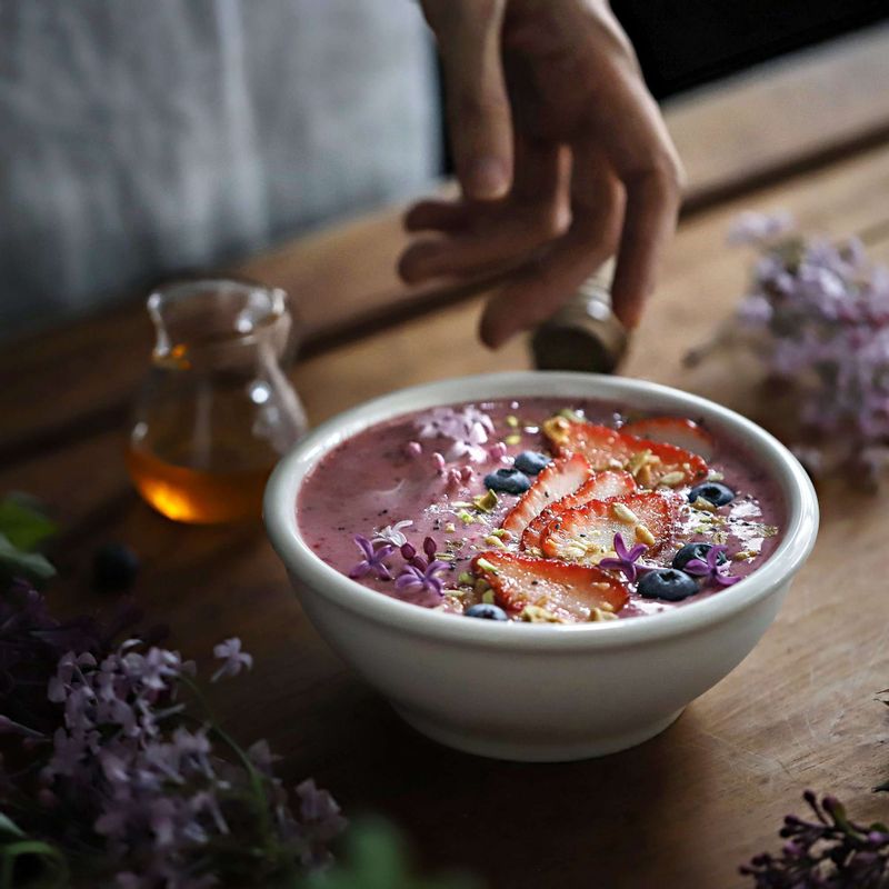 적당한 그릇에 담고, 준비한 토핑을 보기 좋게 올린 후 맛있게 즐겨주세요.
(토핑은 어울리는 재료를 다양하게 활용하셔도 좋답니다)