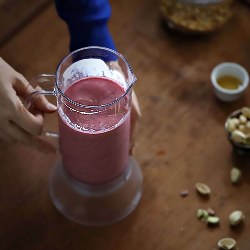 블렌더에 썰어 둔 비트와 냉동딸기, 냉동바나나, 냉동블루베리, 저지방우유, 요거트, 얼음과 꿀을 넣어 갈아주세요.