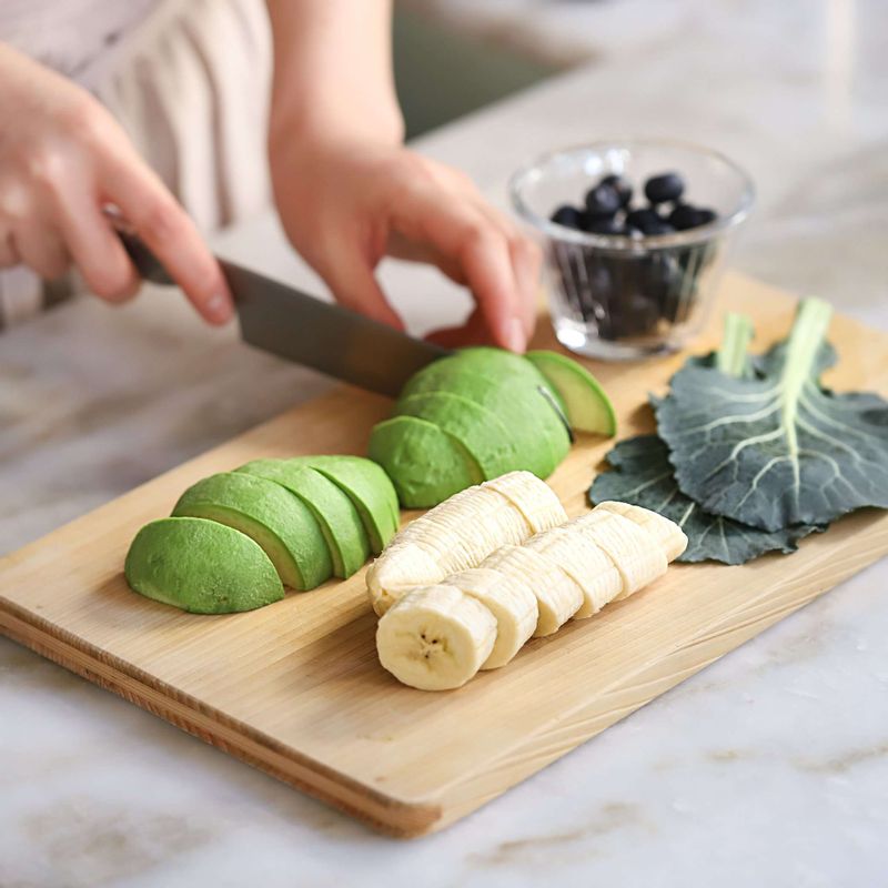 아보카도는 반으로 가른 후, 씨를 빼고 껍질을 벗겨 큼직하게 썰고, 바나나도 껍질을 벗겨 큼직하게 썰어주세요. 토핑용 바나나는 껍질을 벗겨 얇게 썰고, 키위는 모양을 내어 자른 후 껍질을 벗겨주세요. 케일과 블루베리는 깨끗이 씻어주세요.