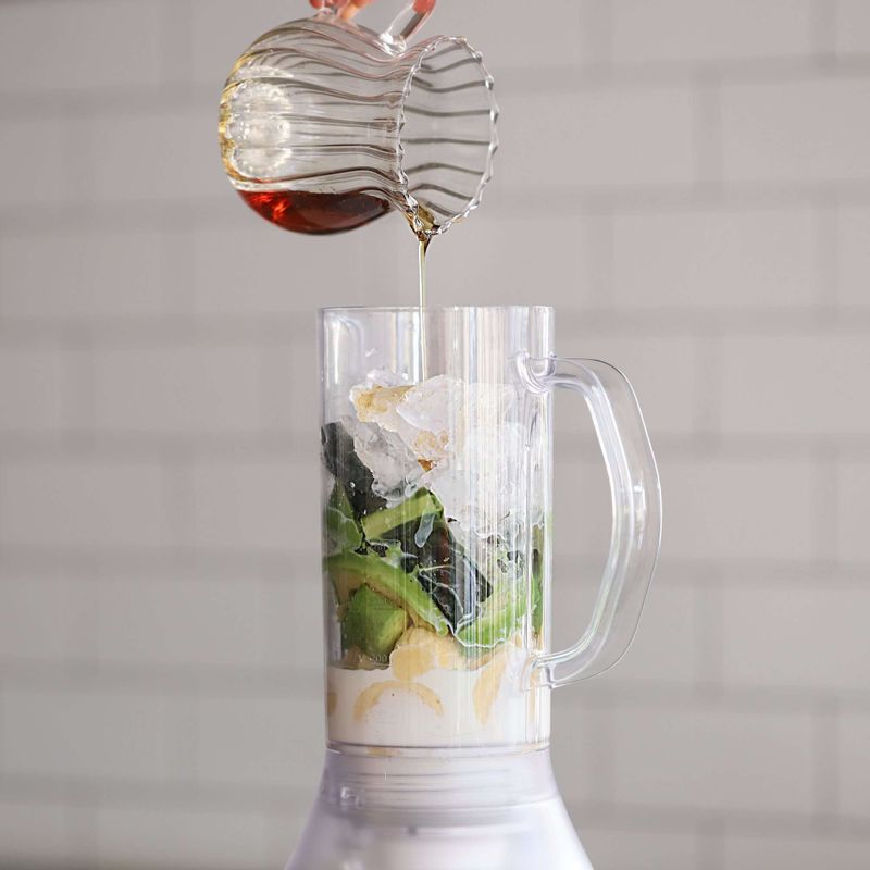 블렌더에 손질한 아보카도와 바나나, 케일, 우유, 얼음, 메이플 시럽을 넣어 갈아주세요.